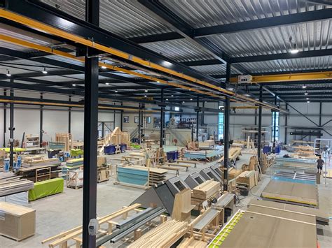 Fabriekshal waar prefab elementen worden geproduceerd