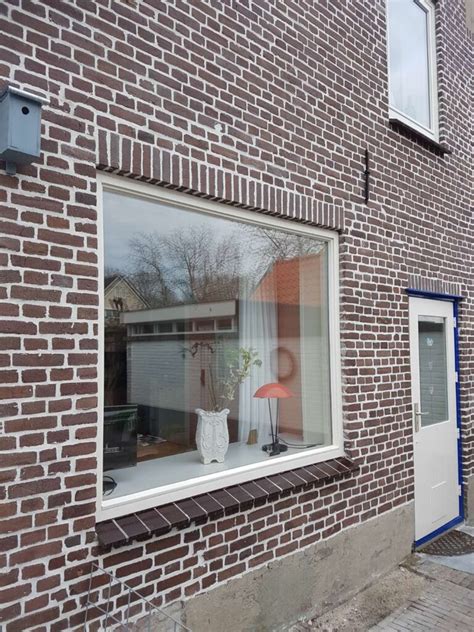 Foto van een recent gerenoveerde gevel in Nijmegen met nieuw voegwerk en impregnering.