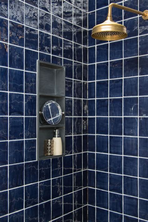 Een sfeervolle badkamer met diverse tinten blauwe tegels op de wand en vloer.