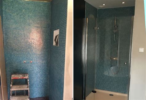 Voorbeeld van een badkamerwand betegeld met blauwe mozaïektegels.