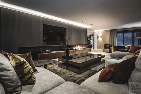 Interieurfoto van de woonkamer met Smart TV en zithoek, en een foto van de keuken met diverse apparatuur