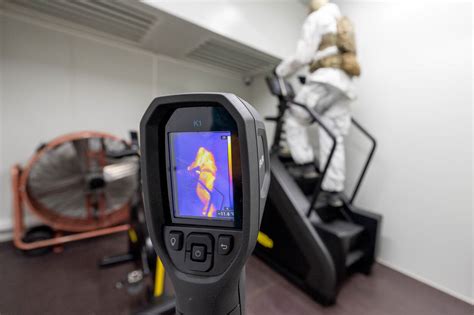 Een specialist die met een infraroodcamera een muur scant.