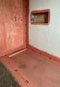 Illustratie van kimband dat wordt aangebracht in een hoek van een badkamerwand en -vloer