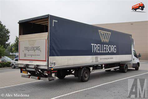 Foto: vrachtwagen met zelflossende oplegger