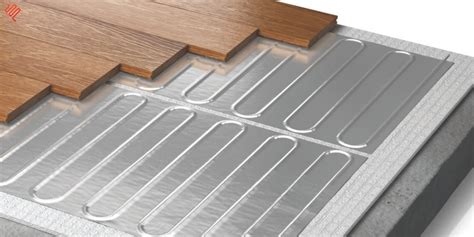 Schema dat de correcte installatie van laminaat op vloerverwarming illustreert.