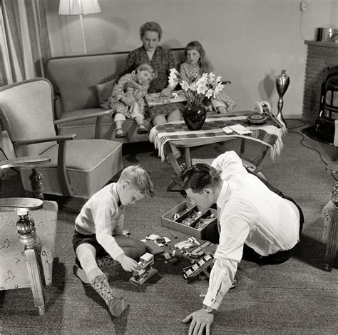 Historische foto van een klassieke cabriolet uit de jaren 50 of 60 op een zonnige weg