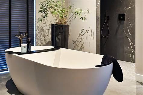 Luxe badkamer van meer dan 20m² met vrijstaand bad en veel licht