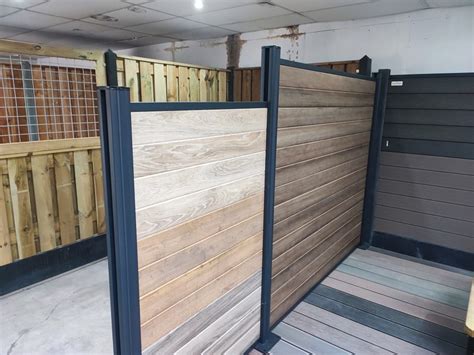 Showroom van Het Schuttingmenneke met diverse schuttingmaterialen en -stijlen
