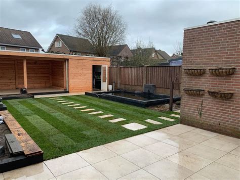 Collage van verschillende tuinaanleg projecten, inclusief bestrating en groenvoorziening