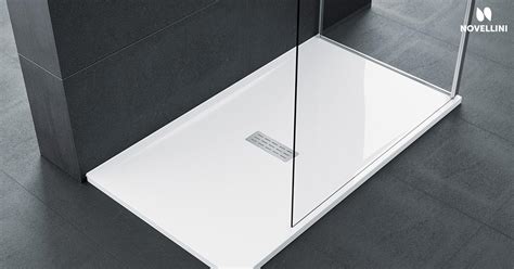 Platte douchebak in een moderne badkamer