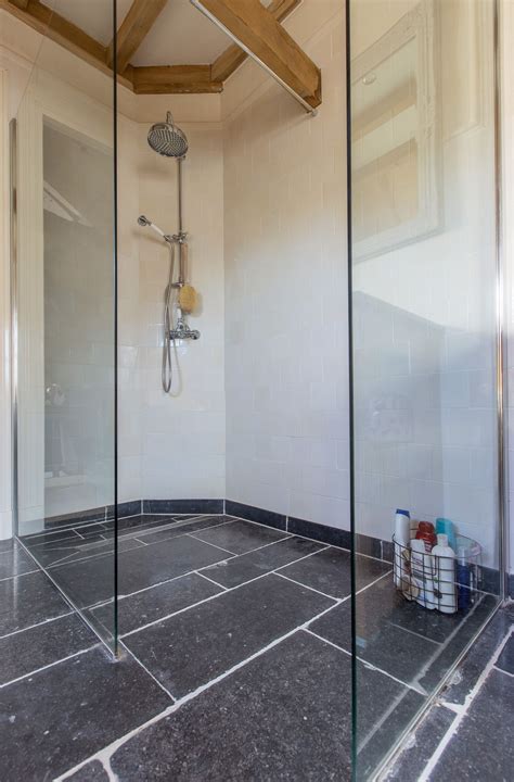 Doucheplateau van Belgisch hardsteen in een landelijke badkamer