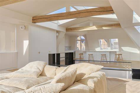 Foto van een penthouse met grote eiken balken in Amsterdam