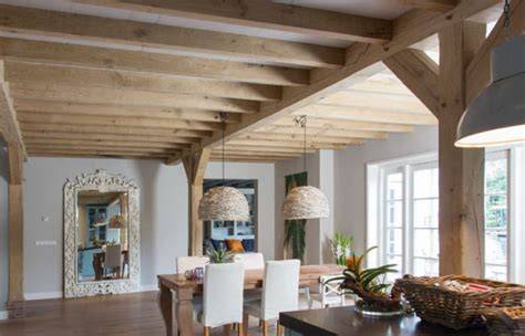 Innerlijke ruimte met eiken balken plafond
