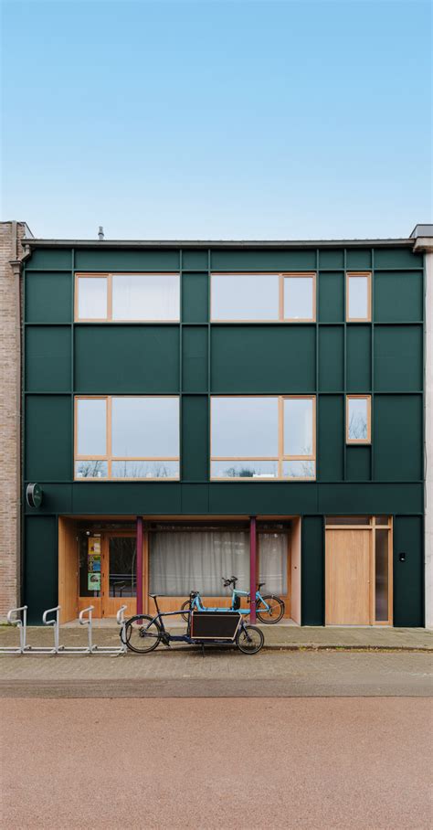 Foto van gevel met warme off-white tint aan zonkant en koelere tint aan schaduw