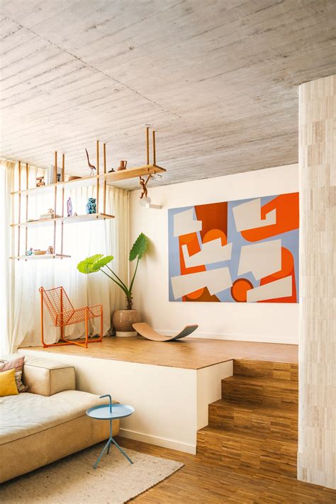 Gevel met warme off-white en donker schrijnwerk