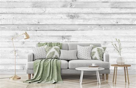 Voorbeeld van een woonkamer met vlies hout whitewash behang als accentmuur