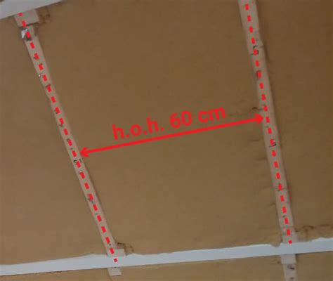 Diagram van 30 cm hart-op-hart afstand en ventilatiekanalen achter Keralit