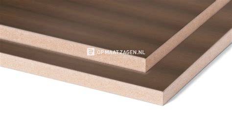 Foto: MDF plank op maat gezaagd en voorbereide klussen