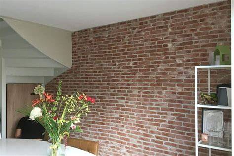 Foto van een accentmuur met grote bloemmotieven en warme verlichting