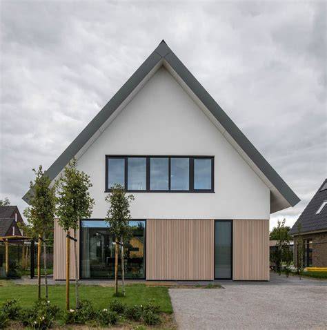 Voorgevel en zijgevels van een modern kantoor - voorbeeld van gevelbekleding.