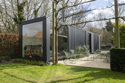 Illustratie van een container die voor een huis wordt geplaatst.