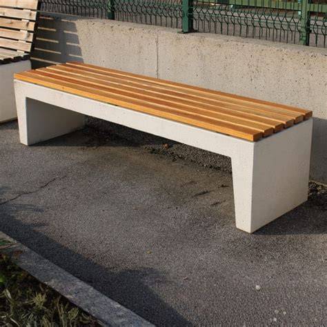Betonnen buitenbank en kubussen voor verlichting