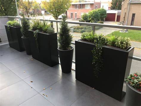 Betonnen plantenbakken op balkon