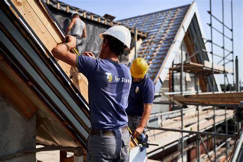 Foto van een Insus-container op locatie bij een bouwbedrijf.