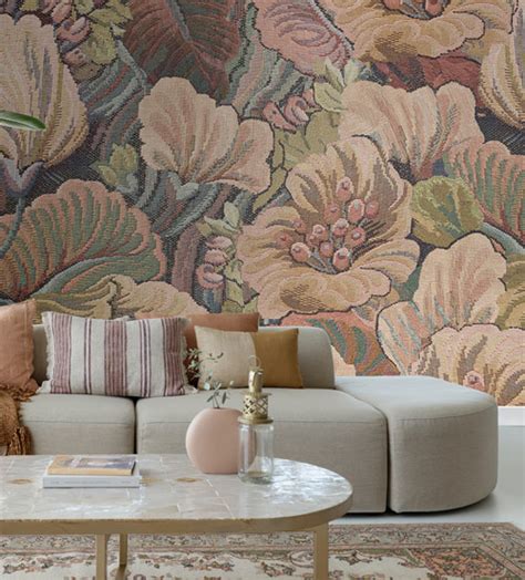 Roze bloemen vliesbehang met subtiele textuur voor een speels interieur
