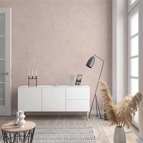 Demo wand met oudroze vliesbehang en textuur, aangename verlichting