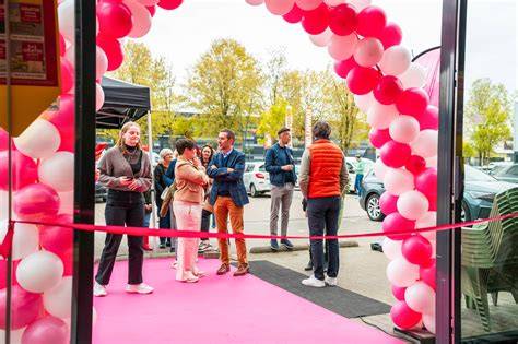 Showroombeeld met diverse roze vliesbehangstalen