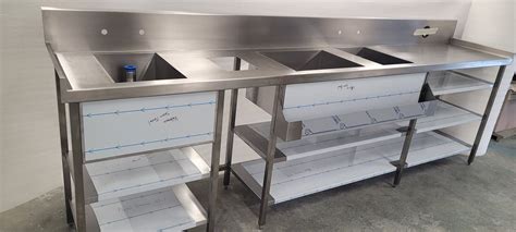 Vergelijking: Gespoten/gekleurde spoelbakken en rvs spoeltafels