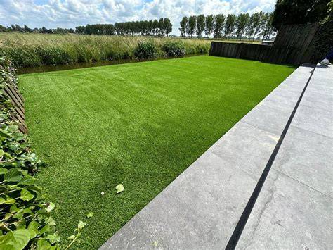 Infographic: Showtuin en assortiment van 2.500 m2 met bestratingsmaterialen, kunstgras en binnentegels