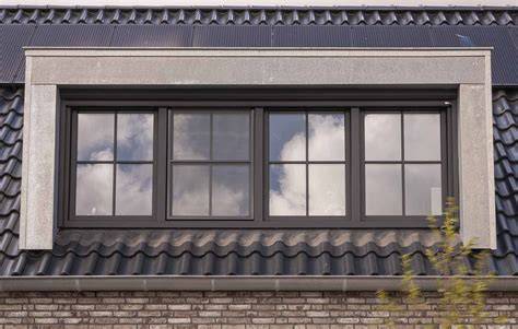 Afbeelding: Kozijnen in houtkleurige afwerking geplaats op nieuwbouw