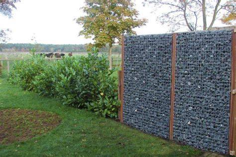 Voorbeeld van een oud metalen rek tegen een buitenmuur, met patina en planten