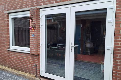 Overzicht van de verschillende componenten van een kunststof openslaande deur, inclusief de meerpuntssluiting.