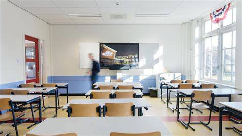 Illustratie van houten schuifdeuren in klaslokaal en gang
