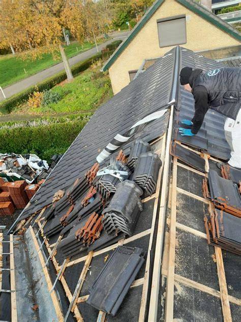 Foto: stap-voor-stap dakpannen vervangen bij een tussenwoning