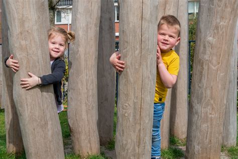 Kinderen die actief bouwen in een buitenspeeltuin