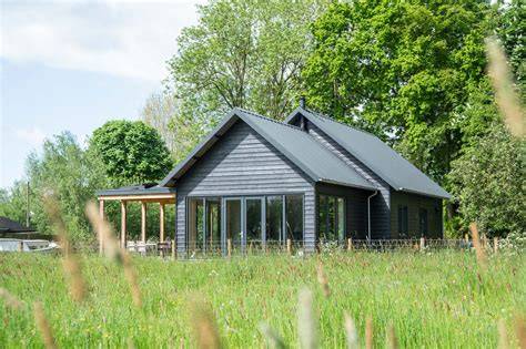 Foto: houten woning met vergrijsde kozijnen en onderhoudstips