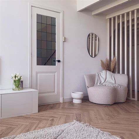 Illustratie van een stijlvolle binnendeur in een modern interieur