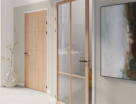 Collage van verschillende materialen voor binnendeuren: hout, MDF, glas