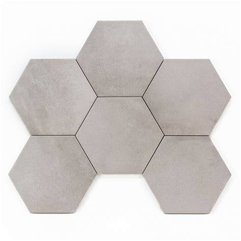Foto collage: grijze visgraat en hexagon tegels