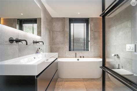 Illustratie van een moderne badkamer met een lage douchebak