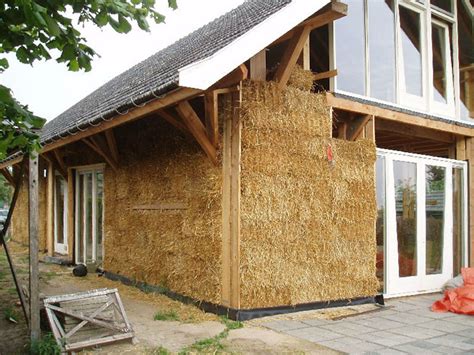 Infographic: Werking van prefab stro-panelen en vochtregulering