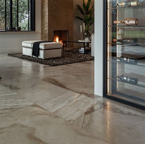 Collage van verschillende keramische tegels met houtlook, betonlook, marmerlook en natuursteenlook.