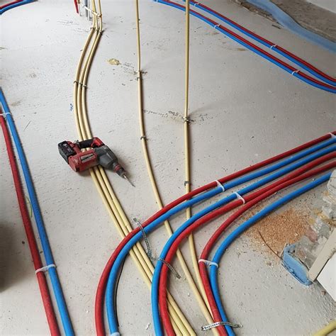Illustratie van sparingen voor elektrische leidingen in breedplaatvloeren