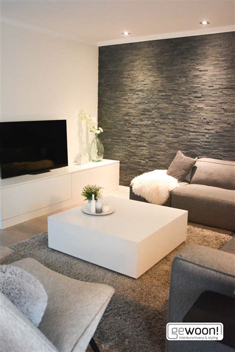 Inspirerende foto van een woonkamer met een accentmuur van natuursteenstrips