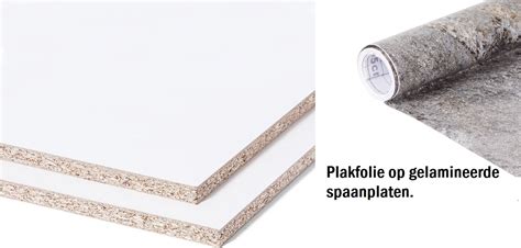 Foto: plakfolie correct aangebracht op een keukenkastje