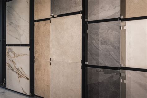 Screenshot van een online tegelzoeker met diverse vloertegels